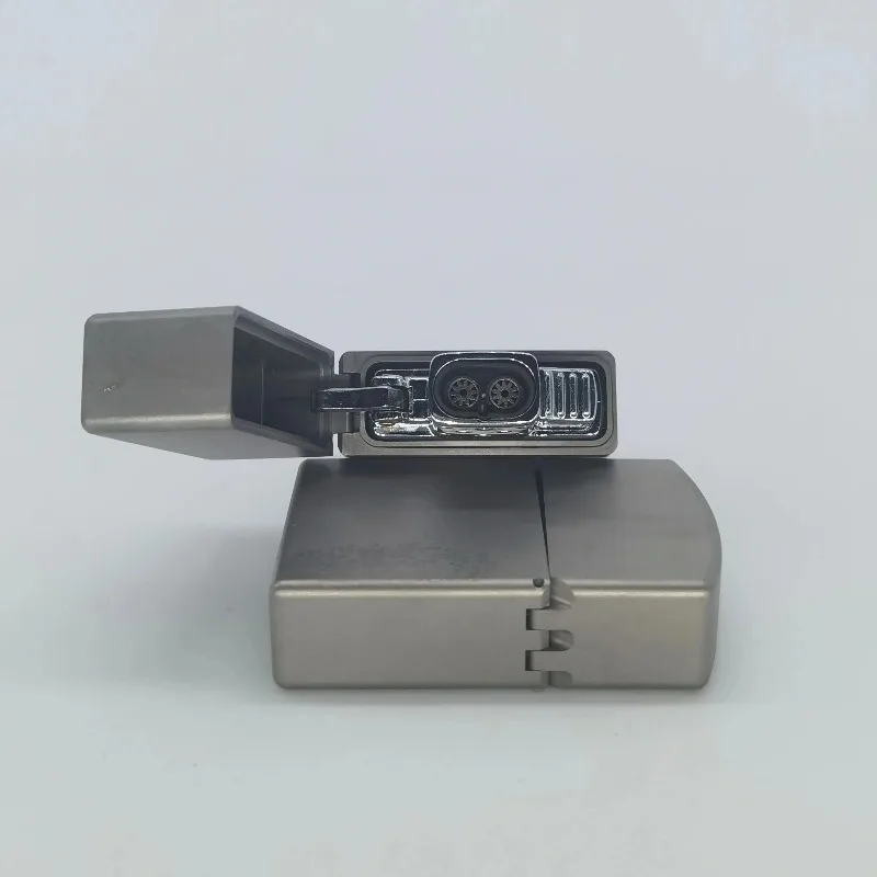 Lighter Insert Zippo - ไฟแช็กกันลมเปลือกไทเทเนียมพร้อมไส้เติมน้ำมันทองเหลืองและไส้เติมแก๊สแบบ 2 ใบพัด กันน้ำและทนทาน ของขวัญสำหรับผู้ชาย